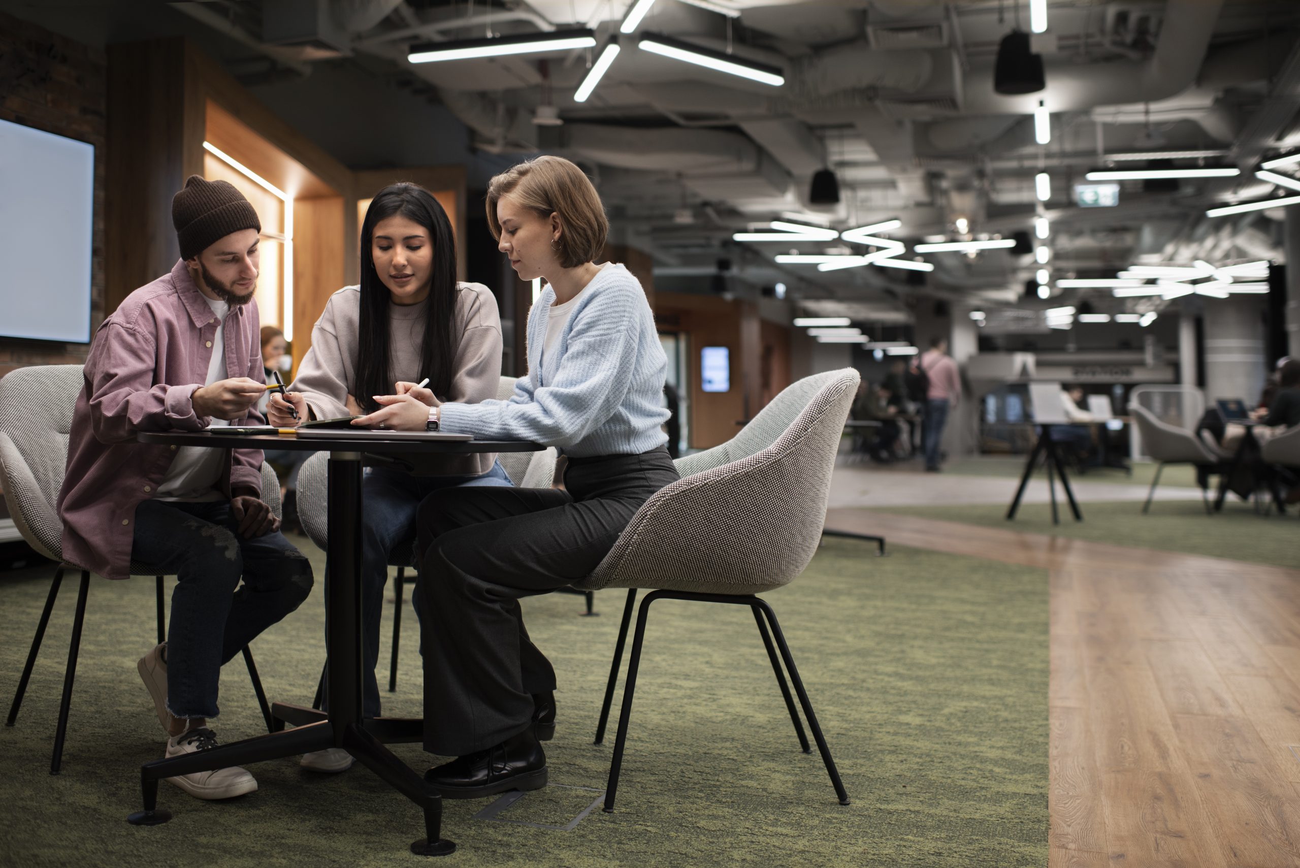 equipo trabajando juntos en proyecto 1 scaled